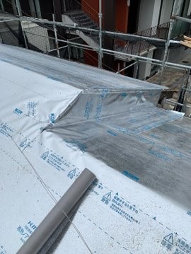 厚木市の屋根リフォームの施工事例／施工中／屋根／ルーフィング