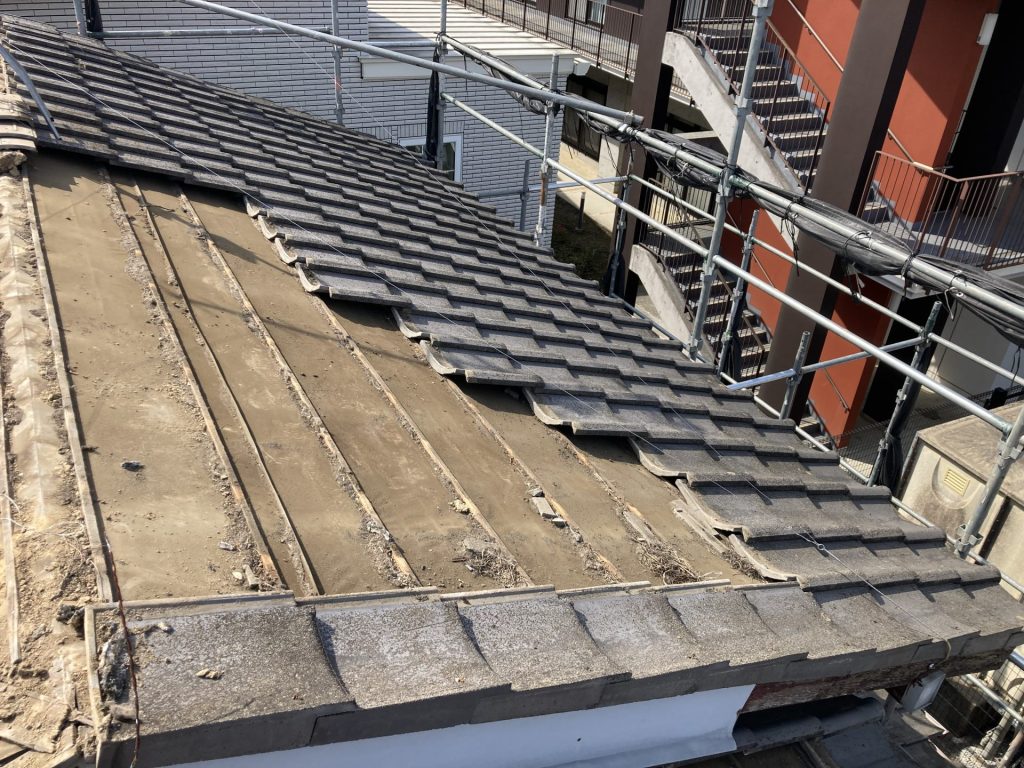 厚木市の屋根リフォームの施工事例／施工中／屋根／解体