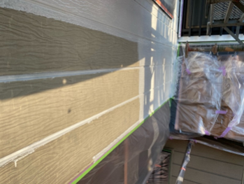 厚木市の外壁塗装・雨戸戸袋交換リフォーム/施工中/外壁塗装/下塗り