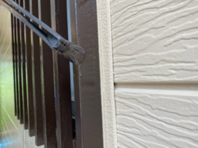 厚木市の外壁塗装・雨戸戸袋交換リフォーム/施工中/木部塗装/窓格子