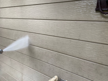 厚木市の外壁塗装・雨戸戸袋交換リフォーム/施工中/高圧洗浄/外壁