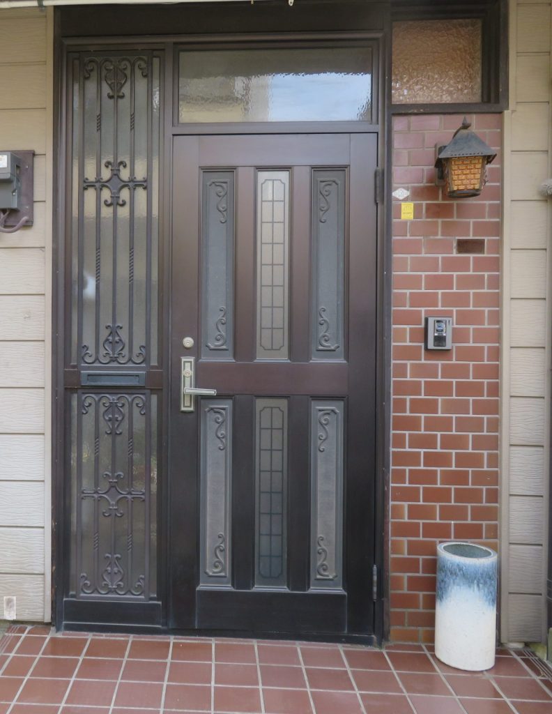 厚木市の外壁塗装・雨戸戸袋交換リフォーム/施工前/玄関ドア
