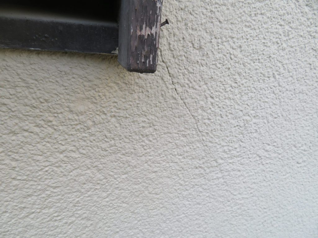 厚木市の外壁塗装・雨戸戸袋交換リフォーム/施工前/外壁/ひび