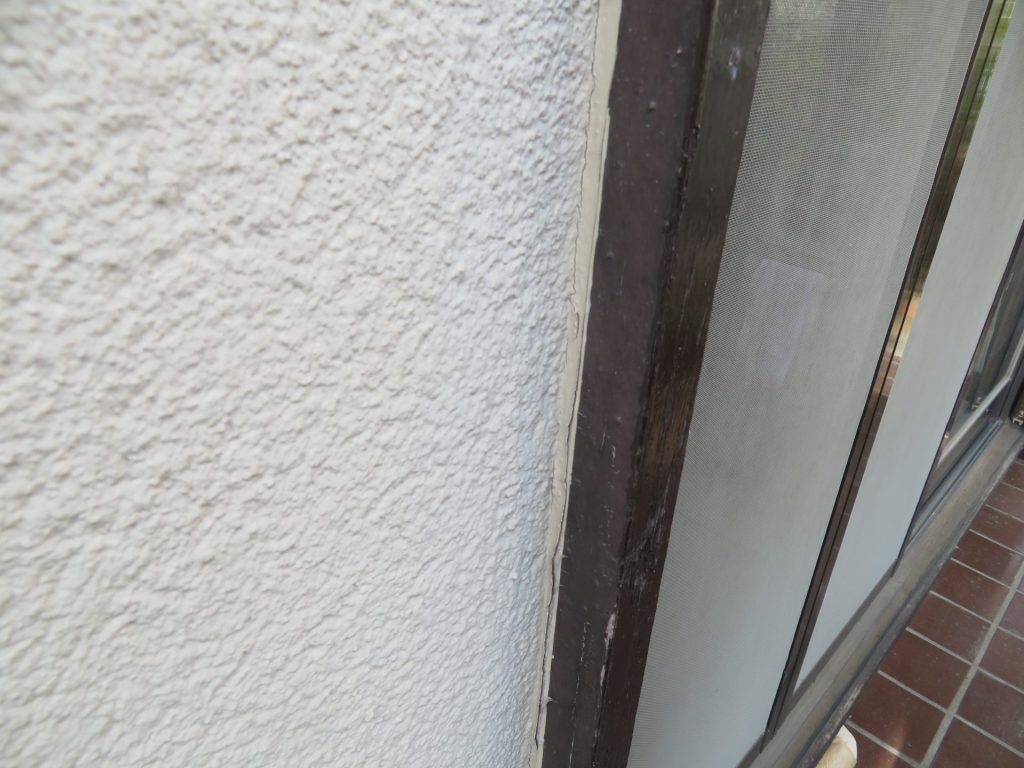 厚木市の外壁塗装・雨戸戸袋交換リフォーム/施工前/雨戸の木枠/シーリング劣化