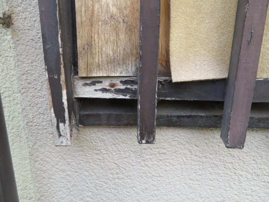 厚木市の外壁塗装・雨戸戸袋交換リフォーム/施工前/窓格子