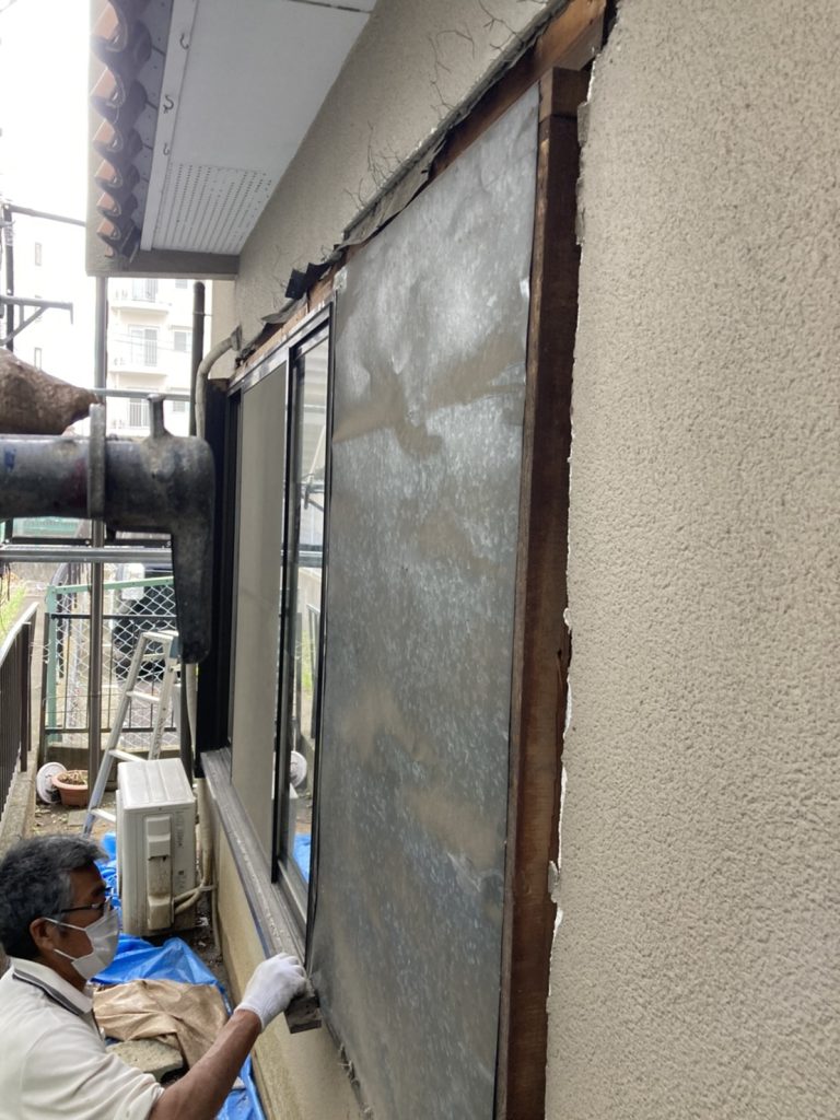 厚木市の外壁塗装・雨戸戸袋交換リフォーム/施工中/戸袋/取り外し