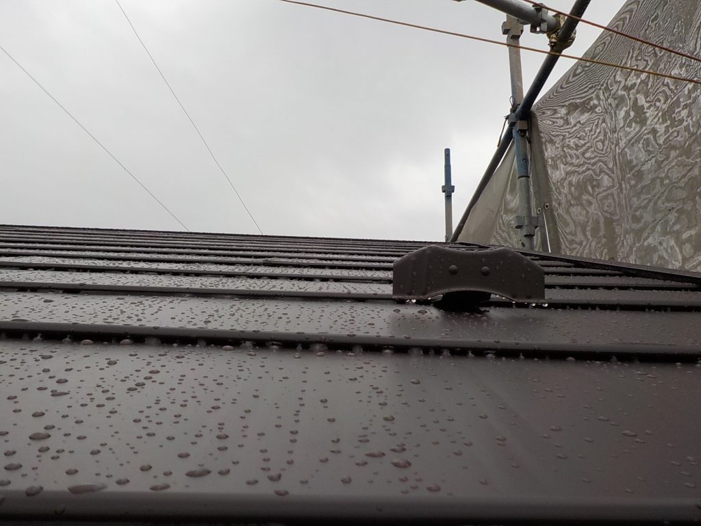 伊勢原市の雨漏り改善のための屋根カバー工事の施工事例／K様邸／施工中