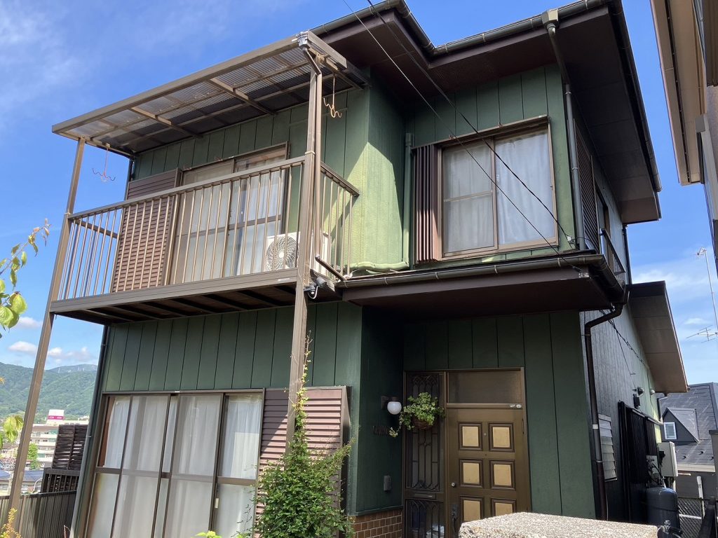 伊勢原市の屋根葺き替え工事&外壁塗装工事の施工事例/C様邸/施工前