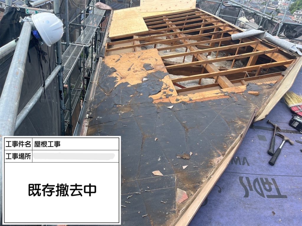 伊勢原市の屋根葺き替え工事&外壁塗装工事の施工事例/C様邸/施工中