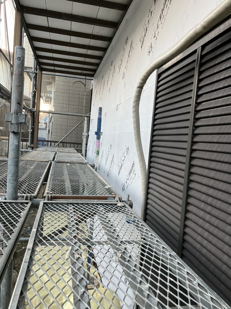 秦野市の外壁張替え&屋根塗装工事の施工事例/O様邸/施工中