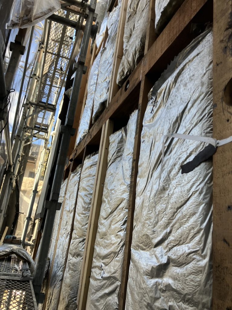 秦野市の外壁張替え&屋根塗装工事の施工事例/O様邸/施工中