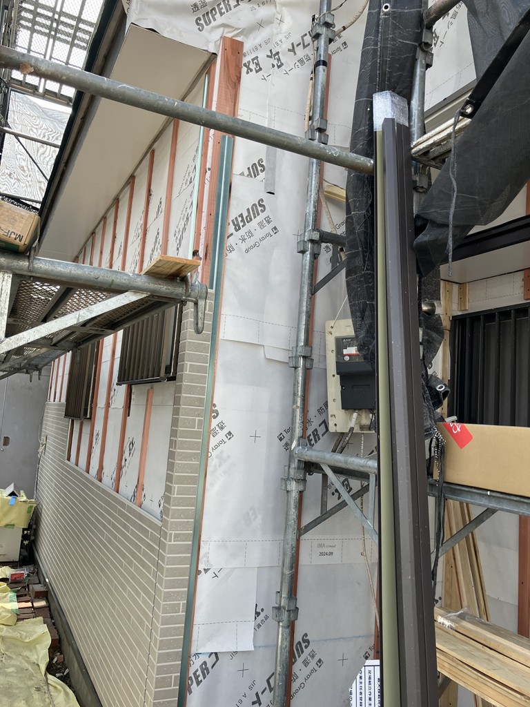 秦野市の外壁張替え&屋根塗装工事の施工事例/O様邸/施工中