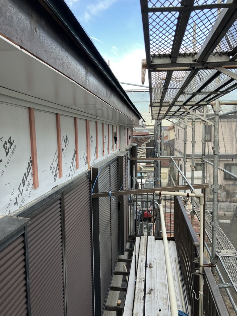 秦野市の外壁張替え&屋根塗装工事の施工事例/O様邸/施工中