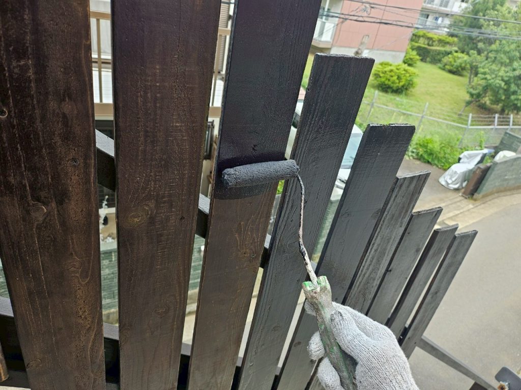 伊勢原市の外壁&ウッドデッキの塗装工事の施工事例/S様邸/施工中