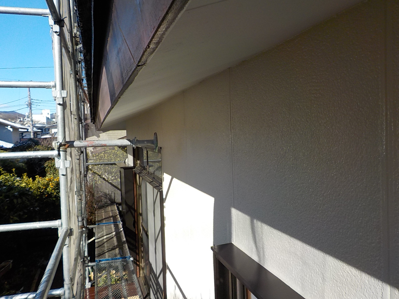 伊勢原市の屋根カバー工事＆外壁塗装工事の施工事例／K様邸／施工中