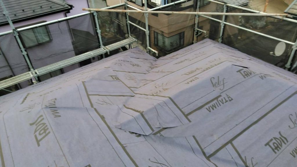 伊勢原市のカバー工法による屋根葺き替え工事の施工事例／N様邸／施工中