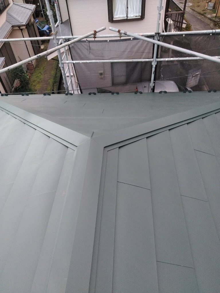 伊勢原市のカバー工法による屋根葺き替え工事の施工事例／N様邸／施工中