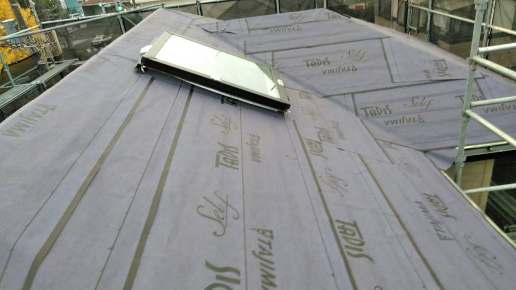 伊勢原市のカバー工法による屋根葺き替え工事の施工事例／N様邸／施工中