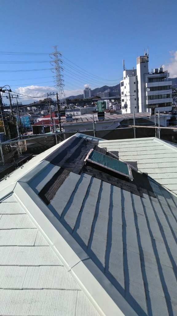 伊勢原市のカバー工法による屋根葺き替え工事の施工事例／N様邸／施工中
