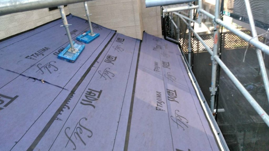 伊勢原市のカバー工法による屋根葺き替え工事の施工事例／N様邸／施工中