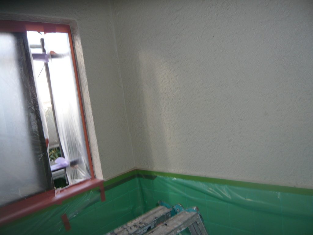 浴室のモルタル壁の塗装